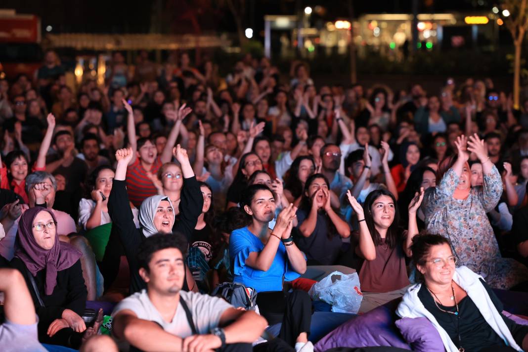 Ekrem ve Dilek İmamoğlu kadınların Avrupa Şampiyonluğu'nu böyle kutladı 7